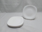 Jogo de 6 pratos de sobremesa em vidro milkglass. Medindo 19cm de diâmetro.
