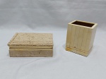 Lote composto de caixa retangular em pedra e porta treco em madeira revestido de osso. Medindo a caixa 13,5cm x 9,5cm x 4,5cm de altura.