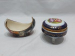 Lote composto de enfeite em porcelana e caixa redonda em porcelana. Medindo a caixa 9cm de diâmetro x 8cm de altura.
