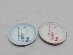 Lote de 2 pratinhos decorativos em porcelana Dinamarquesa. Medindo 9cm de diâmetro.