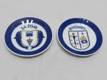 Lote de 2 pratinhos decorativos em porcelana com estampa de brasões. Medindo 12cm de diâmetro.