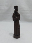 Linda imagem de Santo em madeira entalhada. Medindo 17cm de altura.