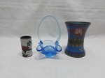 Lote de 2 vasos em metal esmaltado clossone e cesta em vidro,. Medindo o vaso maior 11cm de altura.