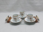 Lote composto de 3 xícaras de café em porcelana com bandeja em vidro. Medindo a bandeja 30cm x 18cm. Leve fio de cabelo em uma das xícaras.