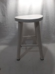 Banco, banqueta em madeira com patina branca. Medindo 28cm de diâmetro x 45cm de altura.