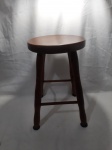 Banco, banqueta em madeira. Medindo 28cm de diâmetro x 45cm de altura.