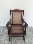 Cadeira de balanço em madeira com assento e encosto em palhinha trançada. Medindo 55cm x 55cm o assento x 95cm de altura do encosto.