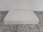 Saia em mármore branco. Medindo 79cm x 55cm x 12cm de altura.