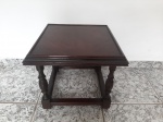 Mesa de canto quadrada em madeira com pés torneados. Medindo 49cm x 49cm x 43cm de altura.