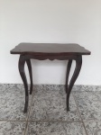 Mesa de canto em madeira com pés curvos. Medindo 54cm x 35,5cm x 55,5cm de altura.