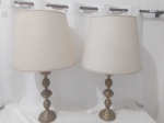 Par de abajur em metal dourado com coluna torneada e cúpulas. Medindo 75cm de altura com cúpula. Funcionando perfeitamente.