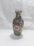 Lindo vaso, floreira em porcelana floral com detalhes ouro. Medindo 20,5cm de altura.