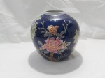 Vaso floreira bojudo em porcelana floral com detalhes ouro. Medindo 17cm de altura x 16,5cm de diâmetro de bojo.