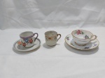 Lote de 3 xícaras de café com 2 pires em porcelana para coleção.