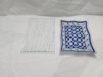 Lote de 2 petisqueiras em vidro moldado. Medido o maior 22,5cm x 16cm.