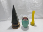 Lote composto de vaso floreira em vidro moldado, vaso floreira em porcelana e pirâmide em madeira. Medindo a pirâmide 29cm de altura.