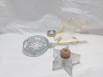 Lote composto de castiçal na forma de estrela, castiçal na forma de anjo e cinzeiro em vidro moldado. Medindo o cinzeiro 12cm de diâmetro x 4cm de altura.