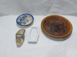 Lote composto de petisqueira redonda em cerâmica, bowl em porcelana azul e branca, etc. Medindo a petisqueira 22cm de diâmetro.