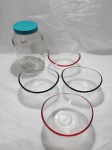 Lote composto de pote em vidro com 4 cumbucas bowl em acrílico. Medindo o pote 21cm de altura.