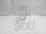 Lote composto de vaso floreira e 7 cumbucas em vidro incolor. Medindo o vaso 10cm x 8cm x 22cm de altura.