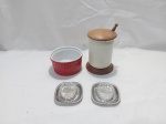 Lote diverso, composto de meleira em porcelana com base e tampa em madeira, bowl em porcelana e 2 saleiros em vidro com base em aço inox