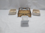 Lote composto de cesta em metal com ratam, 2 petisqueiras em porcelana e 1 cachepot em porcelana. Medindo a cesta 18cm x 18cm x 5cm de altura.
