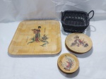 Lote diverso em madeira, composto de bandeja quadrada, cesta, etc. Medindo a bandeja 33cm x 33cm.