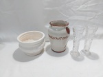 Lote composto de 2 vasos floreiras em vidro, 1 vaso floreira em porcelana e 1 cachepot em porcelana. Medindo o vaso em porcelana 16cm de altura.