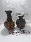 Lote de vaso floreira em cobre martelado e vaso bojudo em madeira. Medindo a maior em madeira 29cm de altura.