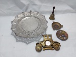Lote diverso em prata 90 e metal dourado, fruteira centro de mesa rendada, sino sineta de mesa, etc. Medindo a fruteira 27cm de diâmetro x 5,5cm de altura. Banho com desgaste em algumas peças.