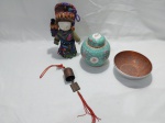 Lote diverso, composto de boneca com trajes típicos, potiche em porcelana oriental, etc. Medindo a boneca 19cm de altura.