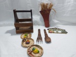 Lote diverso, composto de cesta em madeira, par de talher de salada em madeira, etc. Medindo a cesta 22,5cm x 17cm x 17cm de altura.