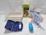 Lote composto de bolsa de gelo, repiron, etc. Medindo a cesta 24cm x 16cm x 6,5cm de altura.