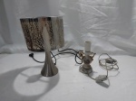 Lote de 2 abajur, sendo um em metal prateado e um em porcelana. Medindo o abajur em metal 20cm de altura.O abajur em porcelana está com restauro.