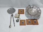 Lote composto de fruteira com alça em prata 90 rendada, porta copos em madeira, etc. Medindo a fruteira 22cm de diâmetro x 6cm de altura.