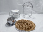 Lote composto de organizador de xícaras, bule em vidro, etc. Medindo o suporte 26,5cm de altura.