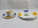 Jogo de prato raso com tio de chá com bolo em porcelana floral. Medindo o prato 26,5cm de diâmetro.