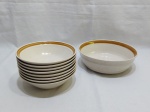 Travessa redonda funda com 8 pratos fundos em cerâmica vitrificada. Medindo a travessa 21,5cm de diâmetro x 7cm de altura.