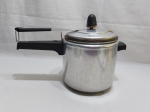 Panela de pressão de 4,5 litros da marca Penedo.