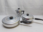 Lote de 2 panelas e uma leiteira com tampa em alumínio da marca Penex. Medindo a maior 25cm de diâmetro x 7cm de altura.