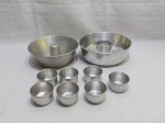 Lote composto de 2 formas de bolo, pudim e 7 forminhas em alumínio. Medindo a maior 23cm de diâmetro x 8cm de altura.