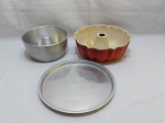 Lote de 2 formas de bolo e 1 bandeja redonda em alumínio. Medindo a forma maior 26cm de diâmetro x 9cm de altura.