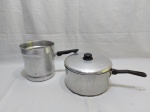Lote composto de leiteira e panela com tampa e 1 alça em alumínio. Medindo a panela 22cm de diâmetro x 11cm de altura.