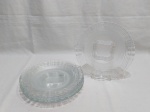 Jogo de 6 pratos rasos em vidro moldado. Medindo 22,5cm de diâmetro.