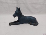 Linda escultura de cachorro Pastor Alemão deitado em porcelana Weiss na cor azul. Medindo 26cm de comprimento x 14cm de altura. Com fio de cabelo na base.