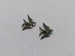 Par de bottons em metal esmaltado na forma de ave. Medindo 3,5cm x 2,5cm