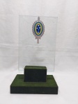 Placa de honra ao mérito em vidro com base em madeira. Medindo a placa 25cm x 17cm.
