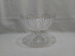 Linda fruteira, centro de mesa em vidro ricamente moldado. Medindo 22cm de altura x 25cm de diâmetro.