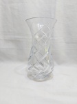 Lindo vaso, floreira em cristal lapidado. Medindo 21,5cm de altura x 13,5cm de diâmetro de boca. Leve bicado.