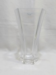 Lindo vaso, floreira em cristal moldado. Medindo 14,5cm x 11,5cm x 24,5cm de altura.